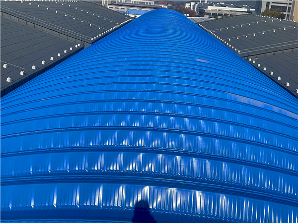 遼寧某糧庫機械罩棚拱形屋頂工程案例分享遼寧糧庫拱形屋頂施工現場4