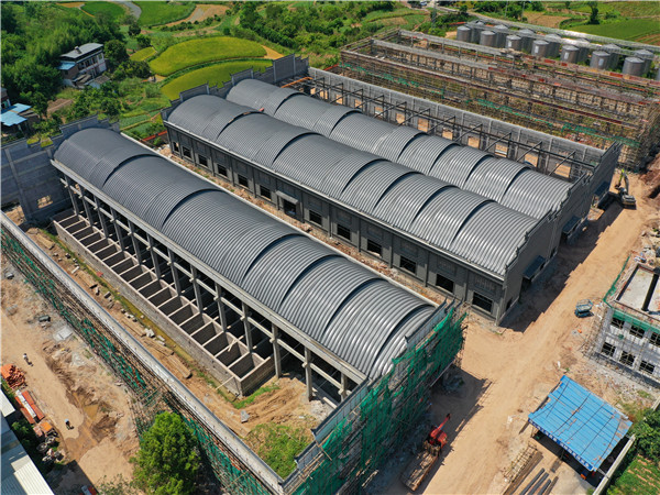 四川某酒廠釀酒車間改造拱形屋頂工程案例解析拱形波紋鋼屋蓋現(xiàn)場(chǎng)成型與安裝 四川某酒廠釀酒車間改造拱形屋頂工程案例解析拱形波紋鋼屋蓋現(xiàn)場(chǎng)成型與安裝