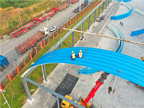 重慶某光伏公司出料車間拱形屋頂工程案例解析金屬彩鋼板安裝過(guò)程 重慶某光伏公司出料車間拱形屋頂工程案例解析金屬彩鋼板安裝過(guò)程